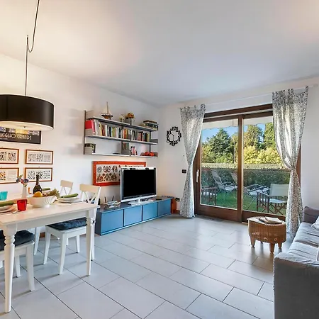 Apartman Blu Oltrelago: Leggiuno Lake Maggiore Apt W/ Shared Pool & Garden - Happy Rentals