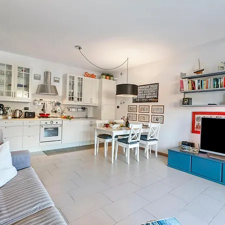 Apartman Blu Oltrelago: Leggiuno Lake Maggiore Apt W/ Shared Pool & Garden - Happy Rentals *