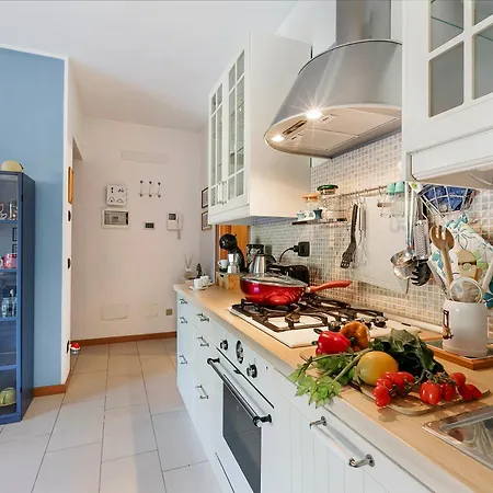 Blu Oltrelago: Leggiuno Lake Maggiore Apt W/ Shared Pool & Garden - Happy Rentals