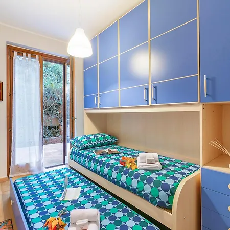 Blu Oltrelago: Leggiuno Lake Maggiore Apt W/ Shared Pool & Garden - Happy Rentals Apartman *