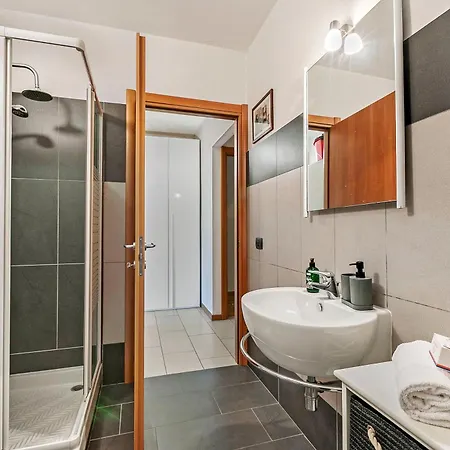 Apartman Blu Oltrelago: Leggiuno Lake Maggiore Apt W/ Shared Pool & Garden - Happy Rentals *