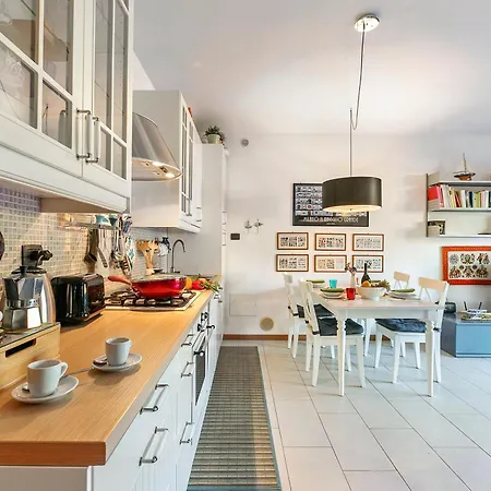 Apartman Blu Oltrelago: Leggiuno Lake Maggiore Apt W/ Shared Pool & Garden - Happy Rentals *
