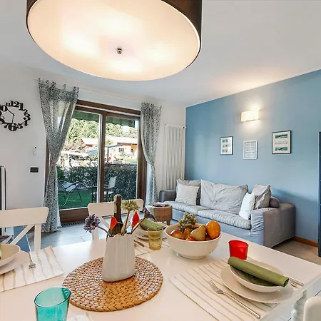 Blu Oltrelago: Leggiuno Lake Maggiore Apt W/ Shared Pool & Garden - Happy Rentals Apartman *