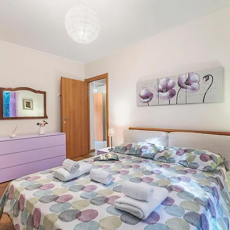 Blu Oltrelago: Leggiuno Lake Maggiore Apt W/ Shared Pool & Garden - Happy Rentals