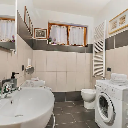 Apartman Blu Oltrelago: Leggiuno Lake Maggiore Apt W/ Shared Pool & Garden - Happy Rentals *
