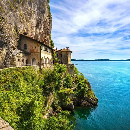 Apartman Blu Oltrelago: Leggiuno Lake Maggiore Apt W/ Shared Pool & Garden - Happy Rentals Leggiuno