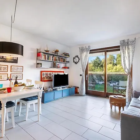 Apartment Blu Oltrelago: Maggiore W/ Shared Pool & Garden - Happy