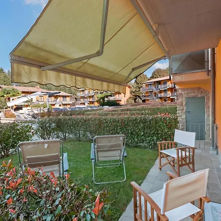 Blu Oltrelago: Maggiore W/ Shared Pool & Garden - Happy Apartment Leggiuno