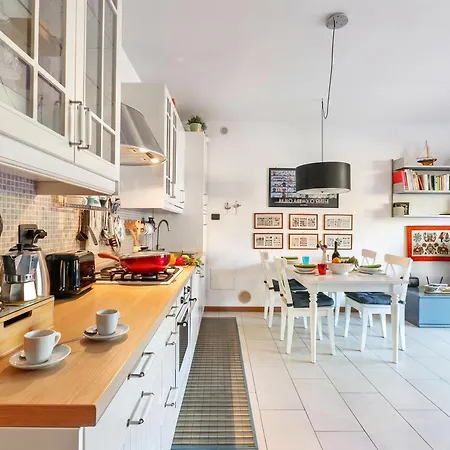 Blu Oltrelago: Maggiore W/ Shared Pool & Garden - Happy Apartment