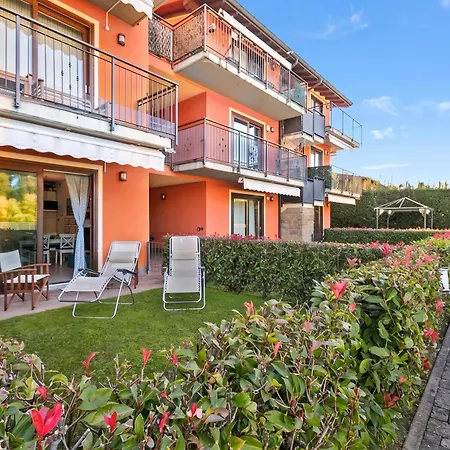 Apartment Blu Oltrelago: Maggiore W/ Shared Pool & Garden - Happy