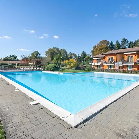 Blu Oltrelago: Maggiore W/ Shared Pool & Garden - Happy Apartment