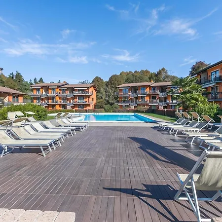 Apartment Blu Oltrelago: Maggiore W/ Shared Pool & Garden - Happy